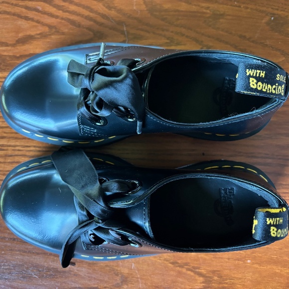 Brand new Dr. Martens Women's Holly Oxford - Picture 1 of 4